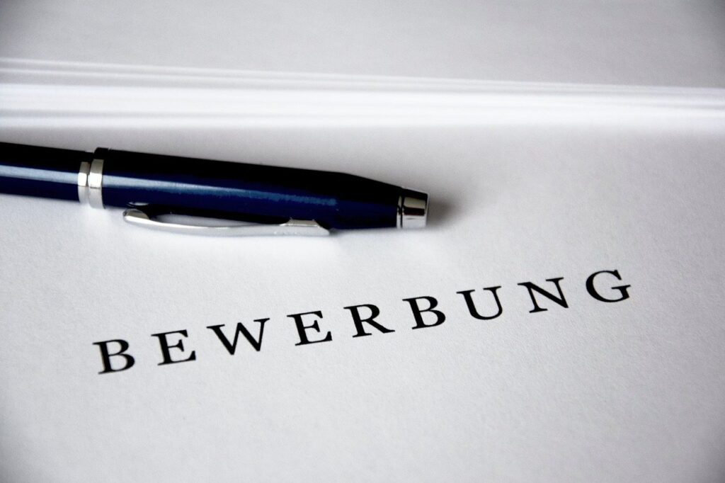 Kugelschreiber auf Papier mit Beschriftung Bewerbung