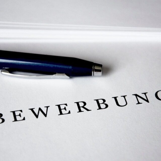 Kugelschreiber auf Papier mit Beschriftung Bewerbung
