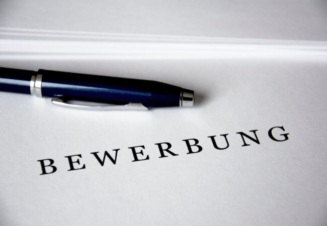 Kugelschreiber auf Papier mit Beschriftung Bewerbung