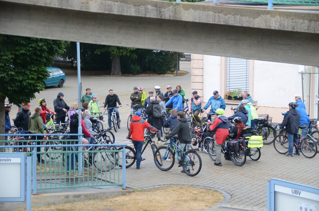 Menschen mit ihren Fahrrädern am Bahnhof Kirchenlaibach, Nähne des Stegs