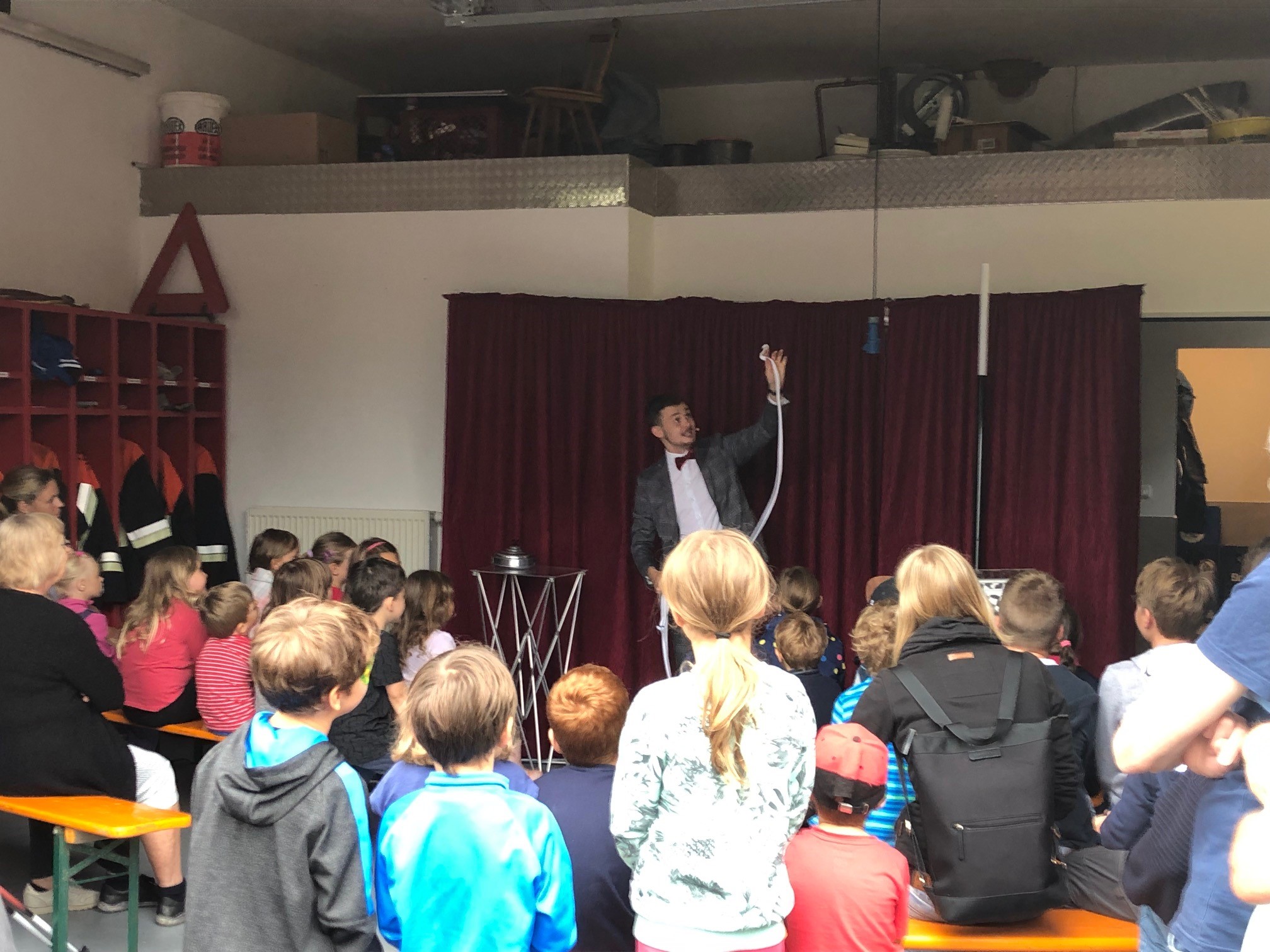 Zauberer Marius Kowslowski führt seine Zaubershow vor den Kindern im Feuerwehrhaus Guttenthau auf