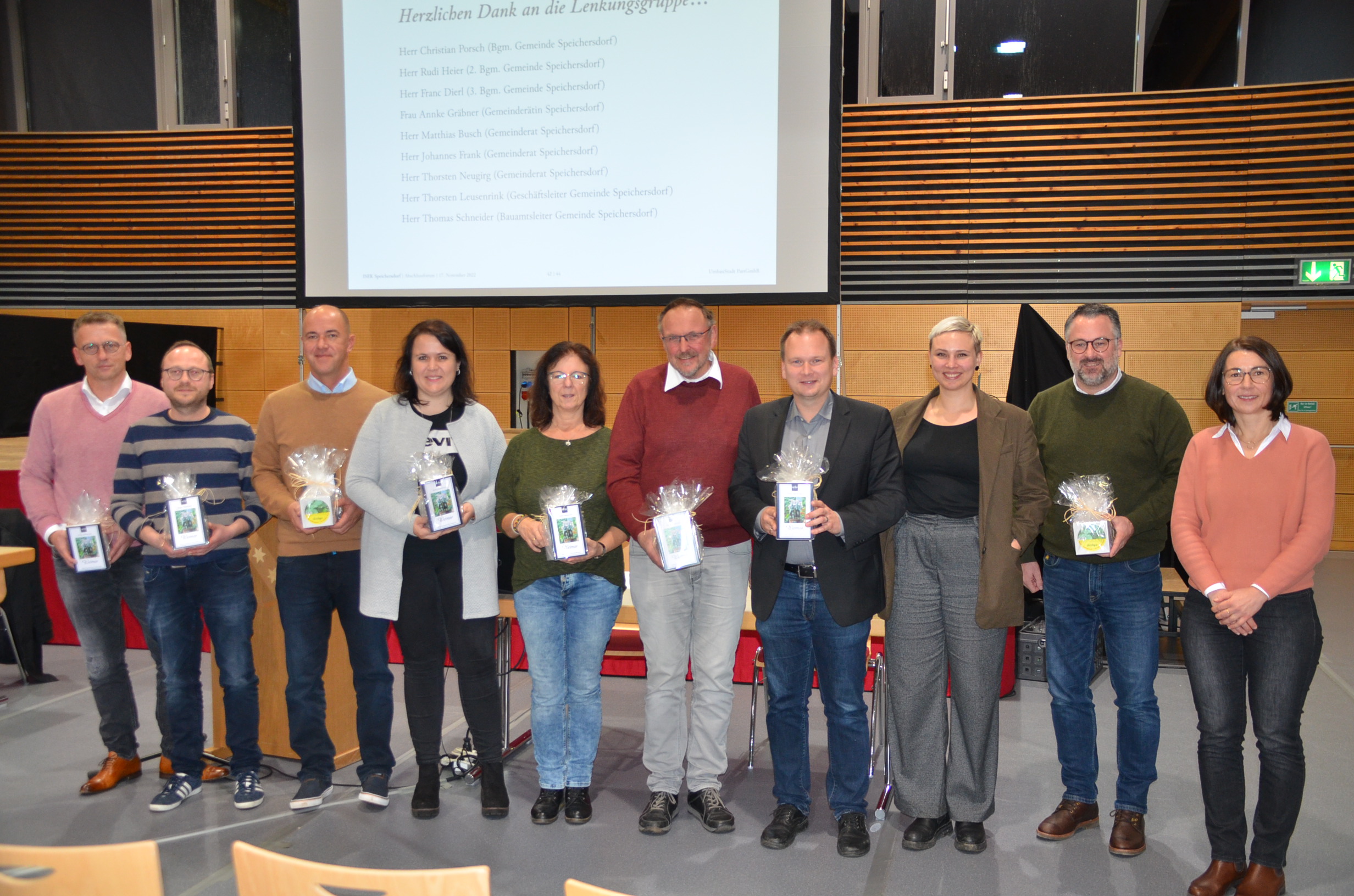 Das Bild zeigt eine Gruppe von Menschen in der Sportarene Speichersdorf