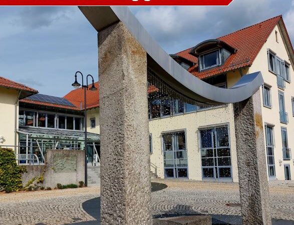 Das Bild zeigt das Rathaus mit Brunnen und ist mit dem Text "Rathaus am Montag geschlossen" beschriftet.