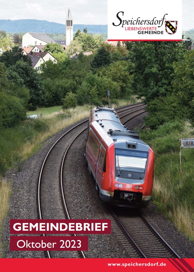 Ein roter Zug fährt auf Schienen in Richtung Speichersdorf