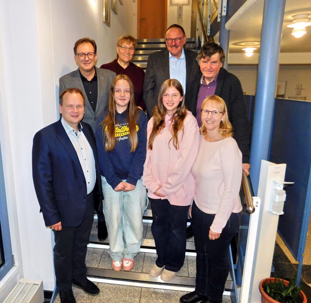 Alina Snegursky (vordere Reihe zweite von links) und Frieda Berger (vordere Reihe zweite von rechts) mit Bürgermeister Christian Porsch, dritten Bürgermeister Franc Dierl, der Vorsitzenden des Kindergartenfördervereins Heike Geier, zweiten Bürgermeister Rudi Heier, Fördervereinskassier Lothar Büringer und Gisela Berger (von links).