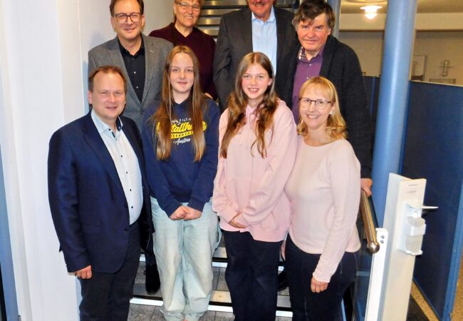 Alina Snegursky (vordere Reihe zweite von links) und Frieda Berger (vordere Reihe zweite von rechts) mit Bürgermeister Christian Porsch, dritten Bürgermeister Franc Dierl, der Vorsitzenden des Kindergartenfördervereins Heike Geier, zweiten Bürgermeister Rudi Heier, Fördervereinskassier Lothar Büringer und Gisela Berger (von links).